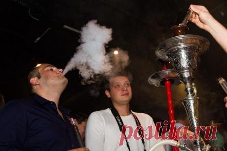 В общественных местах запретят курить кальян