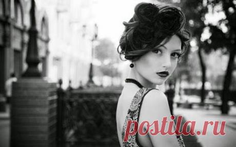 Помните, любовь часто замыливает глаза: любовь к друзьям, близким, кумирам. Мы словно игнорируем некие факты, но разочарование наступит. Трусы останутся трусами. Лицемеры - лицемерами. Те, кто привирал всегда будут привирать. Те кто выбирал деньги - всегда будут выбирать их. И чем дольше мы игнорируем поступки, покупаясь на красивые слова, тем труднее будет оправиться после удара...
Присоединяйтесь!