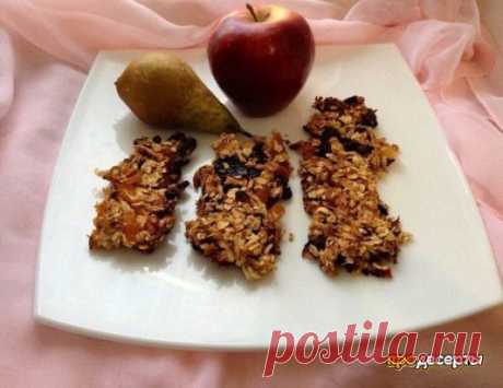 Овсяные батончики - мюсли. Диетические
Рецепт:
Овсяные хлопья-1 ст. (75г)
Яблоко- половина (65г)
Чернослив-50г
Изюм-15г
Курага-50г
Сухофрукты ошпарить кипятком. Курагу и чернослив порезать на мелкие кусочки.
Смешать овсяные хлопья,с тертым яблоком, сухофруктами.
Выложить в форму, разровнять.
Выпекать при температуре 180 С 30минут, вытащить разрезать и сново на 10 минут при температуре 140 С.
Выходит 5 штук.
Приятные аппетиты вам желает паблик Кондитер