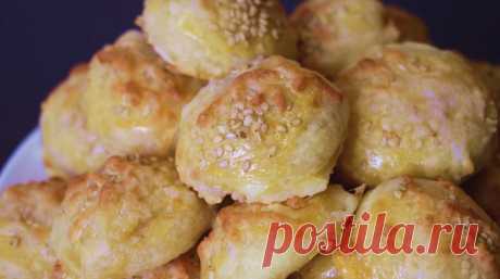 Очень быстрая и вкусная выпечка, которая подарит вам наслаждение и разнообразит меню: пирожки «малютки» из слоеного теста с сыром и беконом.