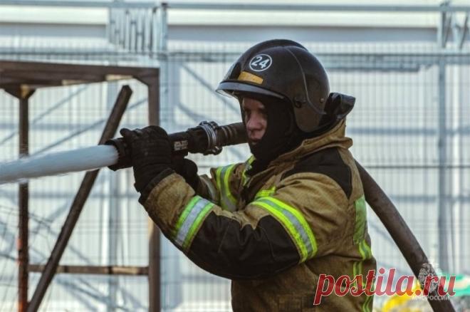 В зерновом терминале в Ростове-на-Дону произошел крупный пожар. Очевидцы сообщали о нескольких взрывах на месте ЧП.