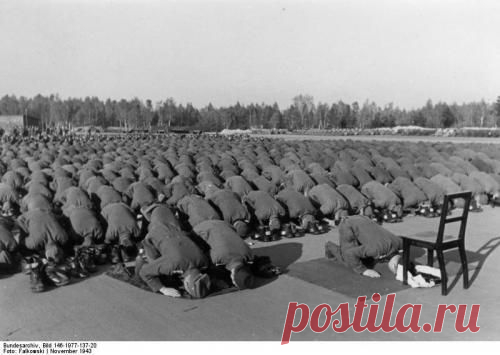 Бойцы мусульманской дивизии СС совершают молитву, ноябрь 1943 года.