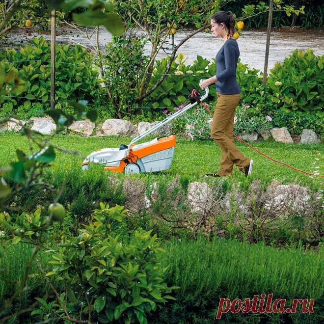 Электрические газонокосилки Stihl — это функциональные и производительные садовые инструменты, предназначенные для ухода за газоном на придомовых и приусадебных участках. Они обеспечивают безупречное скашивание, высокую производительность, характеризуются низким уровнем шума и экологической безопасностью.

Конструктивно агрегат представляет собой 4-колесное оборудование с ножом, расположенным между осями, который вращается в горизонтальной плоскости. Управляется машинка при помощи рукоятки.