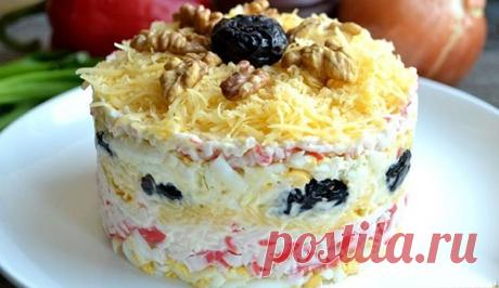  Салат с крабовыми палочками и фаршированным черносливом - на vse-o-ede-online.ru На праздничном столе всегда найдется место для разнообразных блюд: от оливье и селедки под шубой до крабовых палочек и фаршированного чернослива. Готовя