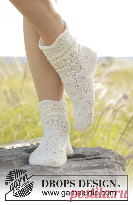 Almost Spring / DROPS 178-25 - Knitted socks with lace pattern and wave pattern in DROPS Fabel. Sizes 35 – 43. - Free pattern by DROPS Design