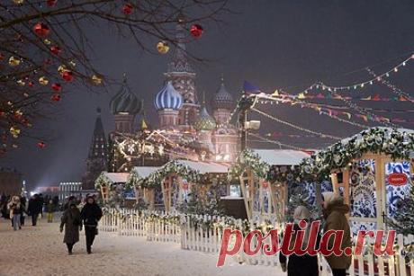 Москвичам рассказали о погоде на Новый год. В преддверии Нового года в Москве будет лежать снег, а температура воздуха на протяжении суток будет ниже нуля. О погоде в праздничный день рассказал синоптик из прогностического центра «Метео» Александр Ильин. Синоптик спрогнозировал, что 31 декабря дневная температура может составить минус два-семь градусов Цельсия.