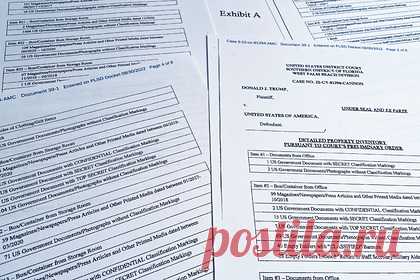 Суд в США раскрыл перечень изъятых у Трампа при обыске ФБР документов. Суд в США в пятницу разрешил опубликовать перечень изъятых в ходе обыска ФБР в поместье Мар-а-Лаго экс-президента Дональда Трампа документов. Среди изъятого имущества оказались 53 секретных документа, 31 конфиденциальный материал, а также 18 с грифом «совершенно секретно».
