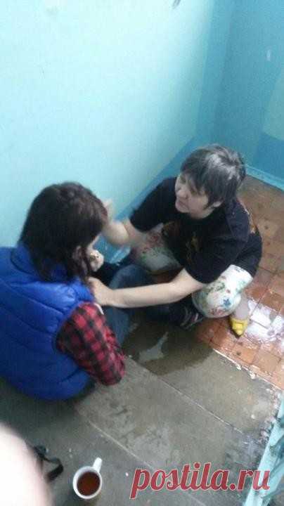 Утром дочь побежала выгуливать собак.

Ей сообщила одна из соседок что у нас в подъезде на 5 этаже УМИРАЕТ ПАРЕНЬ.
Со словами, умер уже наверное… когда его видела мол, он уже умирал…
Дочь забежала домой с собаками в крике срывая голос сообщила эту СТРАШНУЮ НОВОСТЬ…
Лётом спустились я и дочь на 5 этаж…