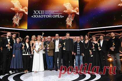 На «Мосфильме» вручили премии «Золотой орел». На «Мосфильме» прошла церемония вручения премии Национальной академии кинематографических искусств и наук России «Золотой орел». Награду в номинации «Лучший игровой фильм» завоевала работа «Снегирь» Бориса Хлебникова, всего фильм получил четыре статуэтки. Сколько же наград у картины «Праведник» Сергея Урсуляка.