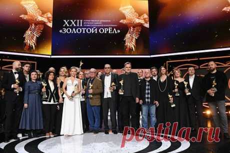 На «Мосфильме» вручили премии «Золотой орел». На «Мосфильме» прошла церемония вручения премии Национальной академии кинематографических искусств и наук России «Золотой орел». Награду в номинации «Лучший игровой фильм» завоевала работа «Снегирь» Бориса Хлебникова, всего фильм получил четыре статуэтки. Сколько же наград у картины «Праведник» Сергея Урсуляка.
