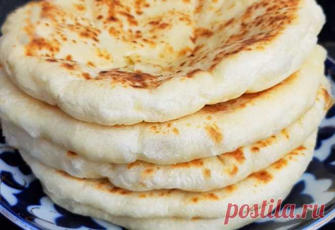 Базлама на сковороде: Воздушные лепешки на кефире Простые, но очень вкусные лепешки, родом из Турции. Идеальны вместо хлеба. Лепешки... можно сделать лепешечки с грибами))
