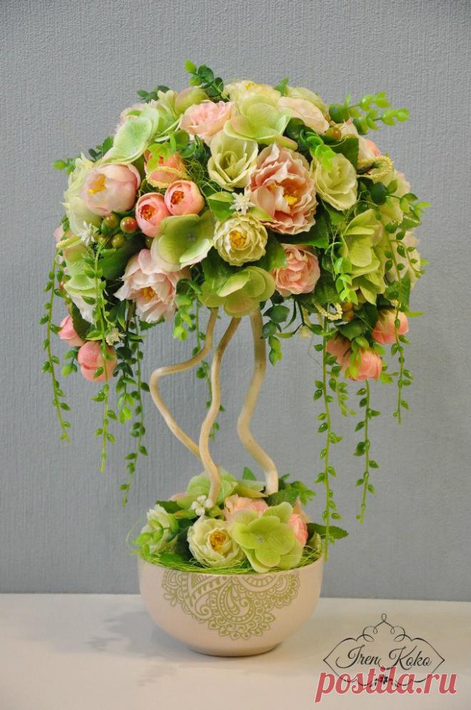 Высота 40 см, ширина кроны 25 см.
В работе использованы: текстильные цветы, ягоды, корилус, сизаль, декоративные элементы, керамическое кашпо.