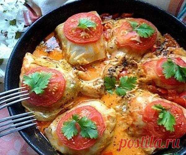 ГОЛУБЦЫ НА НОЖКЕ
. 
Необычное и  очень вкусное блюдо — завернутые в капустный лист куриные ножки с рисом.