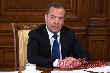 Медведев стихами о вдовах немцев отреагировал на обсуждение в ФРГ атаки на Крым. Заместитель председателя Совета безопасности России Дмитрий Медведев процитировал стих Константина Симонова в ответ на обсуждение немецкими офицерами атаки на Крым. Соответствующий пост он опубликовал в своем Telegram-канале. Медведев отметил, что «извечные противники России» немцы вновь стали ее врагами.