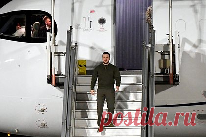 Самолет Зеленского остался без сопровождения истребителей НАТО над Австрией. Самолет, на борту которого находился президент Украины Владимир Зеленский, остался без сопровождения истребителей НАТО, когда пролетал над территорией Австрии. Об этом заявил официальный представитель Вооруженных сил страны Михаэль Бауэр. Полет занял всего несколько секунд.