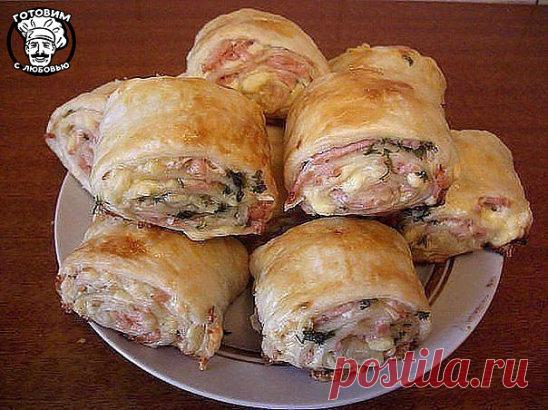 РУЛЕТИКИ ИЗ СЛОЁНОГО ТЕСТА С КОЛБАСОЙ И СЫРОМ