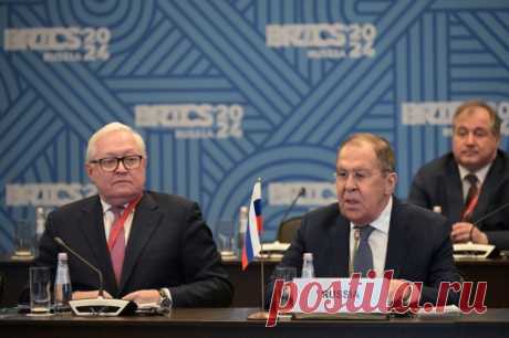 Лавров: БРИКС расширяется не для создания диктата мирового большинства. Глава МИД РФ подчеркнул, что страны объединения всегда открыты для равноправного диалога.