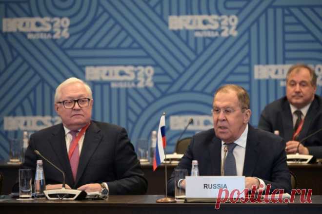 Лавров: БРИКС расширяется не для создания диктата мирового большинства. Глава МИД РФ подчеркнул, что страны объединения всегда открыты для равноправного диалога.