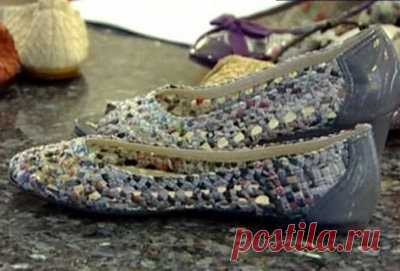 Тайваньский дизайнер шьёт обувь и сумки из газет // EG.RU