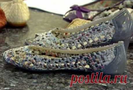 Тайваньский дизайнер шьёт обувь и сумки из газет // EG.RU