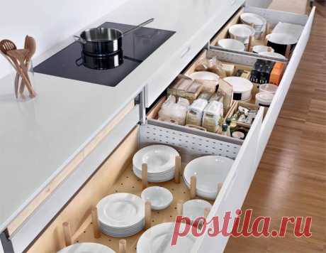 SANTOS kitchen | Keep dishes tidy. 81 cm high base unit with 65 cm deep drawers. In the second level drawers, the plate rack helps to keep dishes tidy and the modular boxes help organise the food.