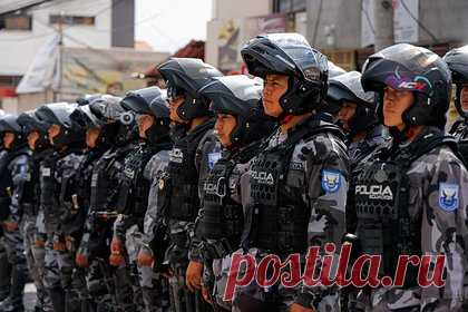 Захват телеведущих в заложники в прямом эфире, чрезвычайное положение и беспорядки. Что происходит в Эквадоре?. Президент Эквадора Даниэль Нобоа созвал во вторник, 9 января, заседание совета безопасности республики для выработки мер по борьбы с преступными группировками на территории страны. Это произошло на фоне захвата вооруженными людьми журналистов телекомпании TC Televisión в городе Гуаякиль.