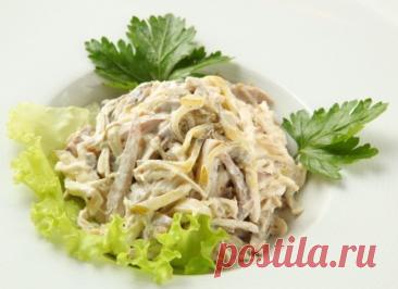Салат из курицы, омлета и грибов Ингредиенты:
Куриное филе – 800 грЯйца – 4 штШампиньоны – 200 грЧеснок – 2 зубчикаМайонез - 150 грПетрушка – 1 пучокСоль – по вкусуЧерный молотый перец – по вкусуПриготовление: 
Соедините яйца и 3 столовые ложки майонеза. Взбейте яичную смесь венчиком. Посолите и поперчите по...