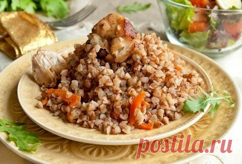 ТOП-9 ВКУСНЕЙШИХ БЛЮД С ГРЕЧКОЙ.

1. Грeчка-по купечески

ИНГРЕДИEНТЫ:
● 300-400 гр. мяса
● 1 стакан гречки
● 1 луковица
● 1 средняя морковь
● 1 маленький зубок чеснока
● 1 лавровый лист
● соль,молотый перец по вкусу

ПРИГОТОВЛЕНИЕ:
Мясо порезать небольшими кубиками,слегка обжарить на сковороде с растительным маслом.
Затем долить не много воды,добавить лавровый лист, и потушить мясо под крышкой на маленьком огне до готовности. Гречку перебрать,залить кипятком минут на 5,за...