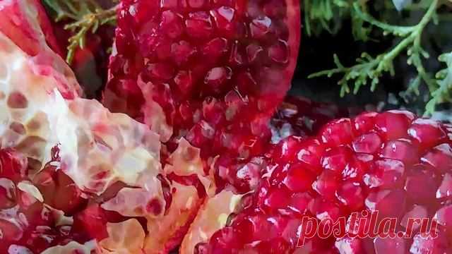 Заливное мясо на праздничный стол. Пикантное, холодное мясное блюдо с овощами.. ИНГРЕДИЕНТЫ:свинина (не жирное мясо) - 1 кгвода - 2,5 лморковь - 1 шткорень петрушки - 1 штлук - 1 шткорень сельдерея - 50 гр(Довести до кипения, снять пену, и убавить огонь до минимума. Варить 4-5 часов не накрывая крышкой. Во время варки вода испарится, за 30 минут до готовности...