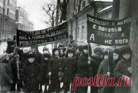 Советская власть считала, что религия — это опиум, а Пасха — его самая большая и опасная доза. На фото жертвы антирелигиозной пропаганды, СССР