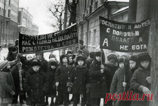 Советская власть считала, что религия — это опиум, а Пасха — его самая большая и опасная доза. На фото жертвы антирелигиозной пропаганды, СССР