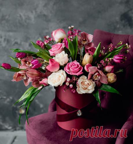 Хочу вам подарить цветы,
Они небесной красоты!
Из сердца срежу розу страсти,
С души - фиалку нежной масти
Ромашку - вырву из желаний,
Тюльпан с росой - из всех мечтаний,
Цветочек лилий из надежд,
И орхидей  из лучших встреч!
Букет готов!!!
Дарю! Держи!!!
Тебе понравятся они!
К себе прижми их обними!
Пускай цветут в твоей груди..!