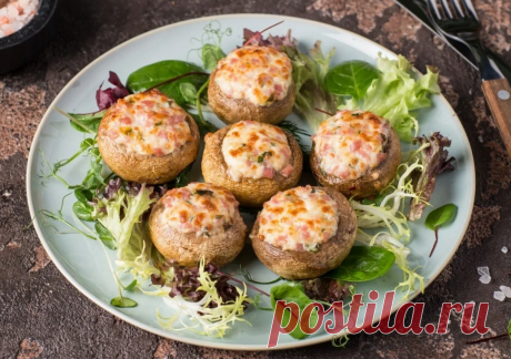 Фаршированные шампиньоны: простая закуска с ностальгическим вкусом крупные шампиньоны	растительное масло	2 крупные луковицы	мука — 1 столовая ложка	сметана	соль и перец по вкусу	немного твёрдого сыра...