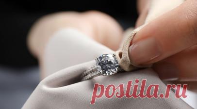 Ювелир Левитская-Эриш: оценку изделий следует доверять только экспертам. Руководитель ювелирного бренда Sokolov Atelier Елена Левитская-Эриш посоветовала проверять подлинность старинных ювелирных изделий в сертифицированных лабораториях или у профессиональных ювелиров и оценщиков. Читать далее