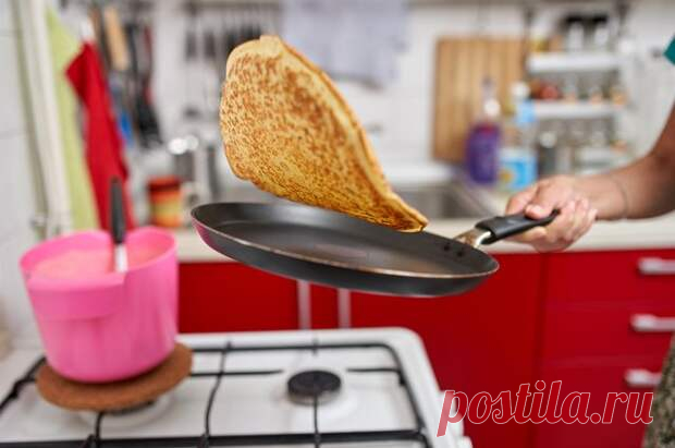 Блины на кефире и воде. Проверенные рецепты на Масленицу - Будет вкусно - 14 марта - Медиаплатформа МирТесен Главное блюдо Масленой недели перед Великим постом — блины. Их можно сделать миллионом разных способов, замешать на молоке или кефире, а можно — добавить в тесто сыворотку. Можно даже сделать блины без яиц и молока — просто на воде. Тоже получится вкусно. Тонкие или толстые у вас получатся блины, - 14 марта - 43525379067 - Медиаплатформа МирТесен