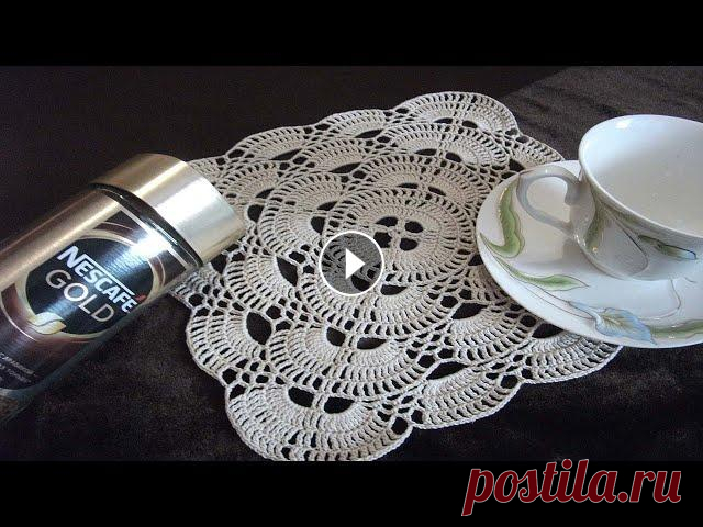 КВАДРАТНАЯ САЛФЕТКА КРЮЧКОМ ДЛЯ СЕРВИРОВКИ СТОЛА - ПРОСТАЯ И КРАСИВАЯ Видео мастер класс по вязанию простой и красивой салфетки крючком для сервировки стола квадратной формы. Из четырех ярусов узора салфетка получилась р...