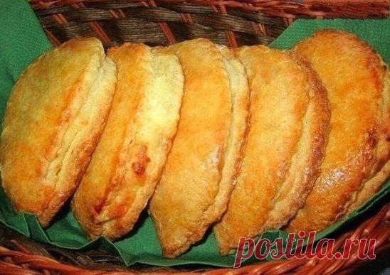 Сочники
Очень вкусно утречком с кофе!
Ингредиенты:
Тесто:
210г муки
1 яйцо
50г сахарной пудры или мелкого сахара
100г масла
щеп. соли, растертой в порошок
1\4 ч.л. разрыхлителя
Начинка:
200г творога
40г сахара
30г муки
20г сметаны
1\2 желтка (вторую половину оставьте для смазки, сразу смешав с водой, чтобы желток не засох)
Смазка:
1\2 желтка
столовая ложка теплой воды
Приготовление:
Приготовьте начинку (она должна постоять, чтобы сахар растворился, или можно использовать сахарную пудру).