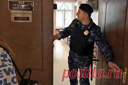 Обвиняемой в гибели дочери артиста Конкина запросили пять лет колонии. В Пресненском районном суде Москвы прокурор запросил пять лет лишения свободы владелице фитнес-клуба «Джамп» Анне Андриановой, обвиняемой в гибели дочери заслуженного артиста Владимира Конкина Софьи. В ходе прений сторон прокурор заявил о доказанной вине подсудимой в совершении преступления.