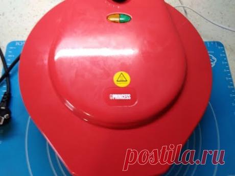 Обзор пиццамейкер Princess 115001,  очень быстро убирается пожарили вы рыбку чуть чуть подостыла выключили из

розетки подостыла сначала сухой удалили

там что осталось от рыбки потом

влажной чуть-чуть протёрли  две

секунды работы и сухой салфеткой или

полотенцем бумажным вытерли и все она

вся готова ничего не брызгай ничего

никуда не улетает