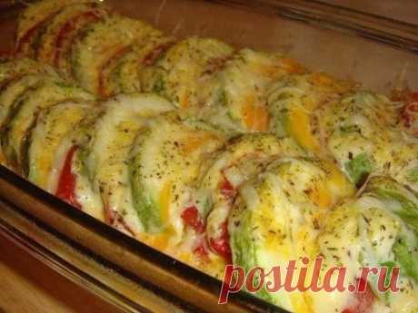 ВКУСНЕЙШИЕ КАБАЧКИ, ЗАПЕЧЕННЫЕ С ПОМИДОРАМИ И СЫРОМ. 
Ингредиенты: 
Кабачки (небольшие) — 1-2 шт. 
Помидоры — 2-3 шт. 
Сыр 17% — 50 г 
Соль, перец — по вкусу 
Приготовление: 
Кабачки нарезать кружочками толщиной 1,5-2 см. Посолить, поперчить и поставить в духовку, разогретую до 180°С, минут на 7. 
Затем на каждый кружок кабачка выложить кружок помидора и поставить в духовку еще минут на 5. 
Потереть сыр, посыпать кабачки и оставить в духовке до расплавления сыра.
