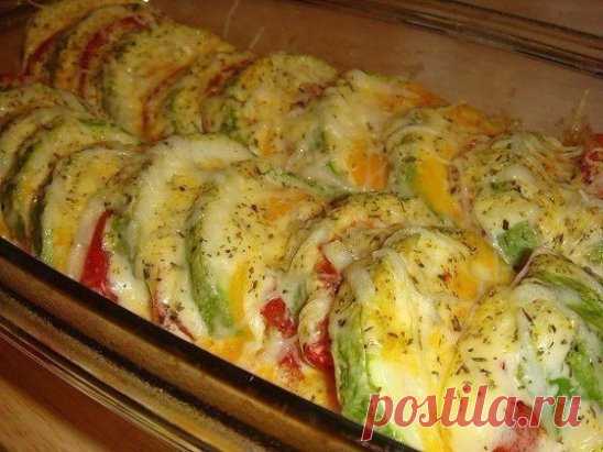 ВКУСНЕЙШИЕ КАБАЧКИ, ЗАПЕЧЕННЫЕ С ПОМИДОРАМИ И СЫРОМ. 
Ингредиенты: 
Кабачки (небольшие) — 1-2 шт. 
Помидоры — 2-3 шт. 
Сыр 17% — 50 г 
Соль, перец — по вкусу 
Приготовление: 
Кабачки нарезать кружочками толщиной 1,5-2 см. Посолить, поперчить и поставить в духовку, разогретую до 180°С, минут на 7. 
Затем на каждый кружок кабачка выложить кружок помидора и поставить в духовку еще минут на 5. 
Потереть сыр, посыпать кабачки и оставить в духовке до расплавления сыра.