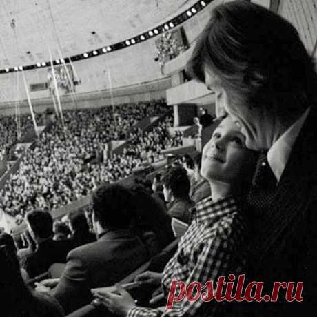 Это мы с папой в цирке на Цветном!!!!
Спасибо, папа за твою безусловную Любовь! Папа называл меня «чудовище»))))) и смотрел на меня с такой любовью, такой гордостью и восхищением, что я понимала, знала, что я самое красивое, прекрасное и любимое чудовище на свете!!! А ещё он был моим близким другом! #папа #деньрождения #александрабдулов #выдумщик #любовь