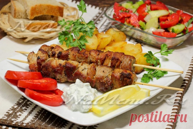 Сувлаки из свинины с соусом цацики