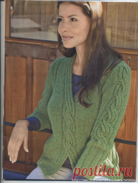 Зелёный пуловер с косой.