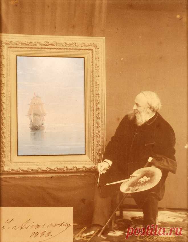 И.К. АЙВАЗОВСКИЙ. Парусник в море./Ночь в Феодосии./ 1887
«Я морем жил», – так сказал о своем творчестве художник Иван Константинович Айвазовский.
Айвазовский Иван Константинович (1817-1900). Морской пейзаж с двумя фигурами на берегу. Картон, масло. 7,2×10,4 см. Пейзаж вмонтирован в фотопортрет художника. (19,5×26,5 см) исполненный в фотоателье Хр. Бабаева (Феодосия). Работа датируется по аналогии с подобными произведениями, исполненными Айвазовским в связи с 50-лет