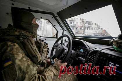 На Украине начали менять дислокацию важного вооружения. С чем связана новая тактика ВСУ?. Командование Вооруженных сил Украины начало спешно передислоцировать критически важное вооружение и квалифицированный персонал. Об этом со ссылкой на неназванных чиновников сообщает газета Financial Times. Отмечается, что подобные маневры совершаются на фоне ударов по объектам расположения Воздушных сил республики.