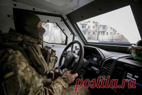 На Украине начали менять дислокацию важного вооружения. С чем связана новая тактика ВСУ?. Командование Вооруженных сил Украины начало спешно передислоцировать критически важное вооружение и квалифицированный персонал. Об этом со ссылкой на неназванных чиновников сообщает газета Financial Times. Отмечается, что подобные маневры совершаются на фоне ударов по объектам расположения Воздушных сил республики.