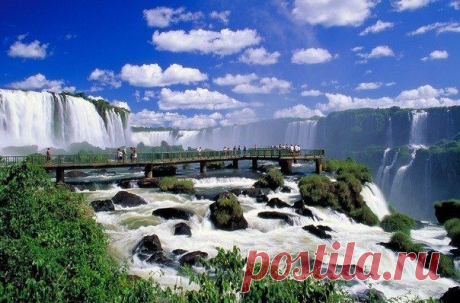 Это Южная Америка.Граница Аргентины и Бразилии.. Водопад *Игуасу*.