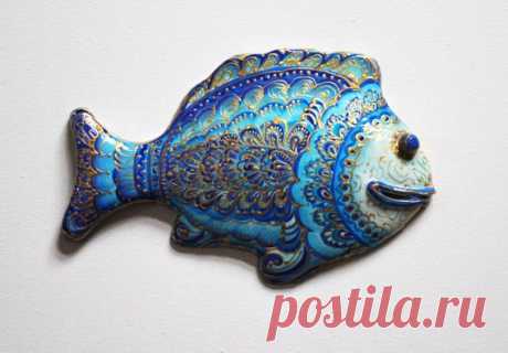 Decor fish wall, decorative fish painted by hand, fish wall hanging, hand painted keraplast fantasy fish The form for fish is sculpted by me from a keraplast. Hand painted with acrylics and gold contour. The fish is varnished in three layers. On the reverse side is bonded loop and left my signature. I hope my work will be nice to your eye.  Fish size: 132 mm high (5.2 inches)  200 mm wide
