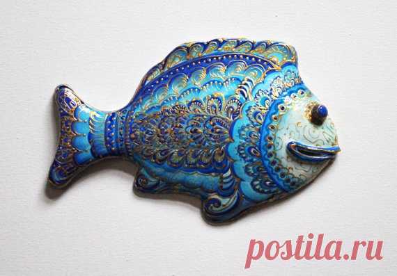 Decor fish wall, decorative fish painted by hand, fish wall hanging, hand painted keraplast fantasy fish The form for fish is sculpted by me from a keraplast. Hand painted with acrylics and gold contour. The fish is varnished in three layers. On the reverse side is bonded loop and left my signature. I hope my work will be nice to your eye.  Fish size: 132 mm high (5.2 inches)  200 mm wide
